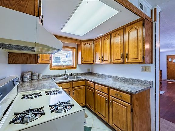 4th image of 294 Railroad Ave