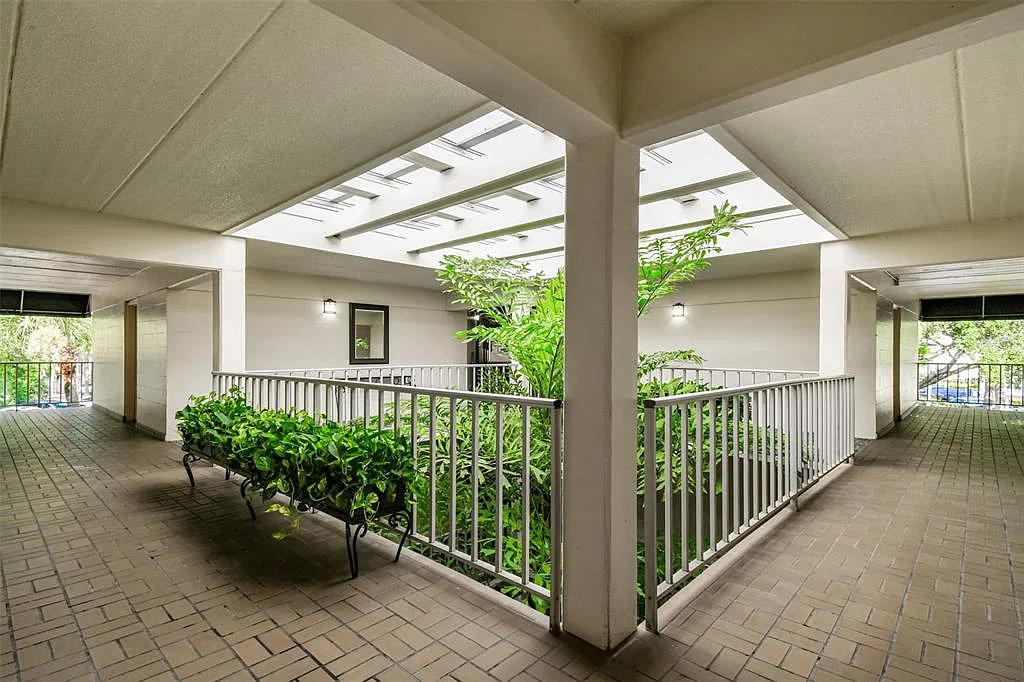 3325 Bayshore Blvd — Photo 2