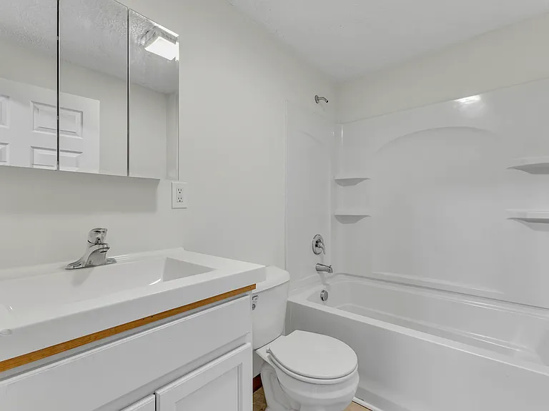 410 Bronson St — Photo 12
