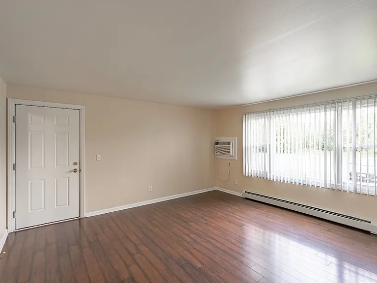Lake Heights Apartments — Photo 4