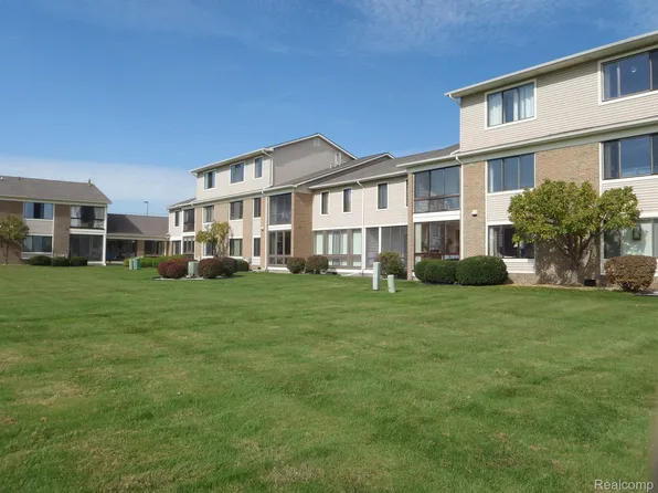 1660 River Rd APT 5, Marysville, MI 48040