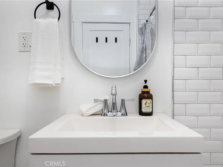 6008 Carlton Way — Photo 16