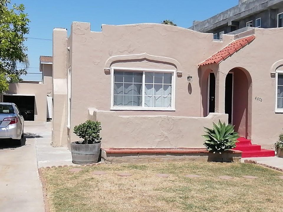 Front of the house and tandem parking with the garage in the background