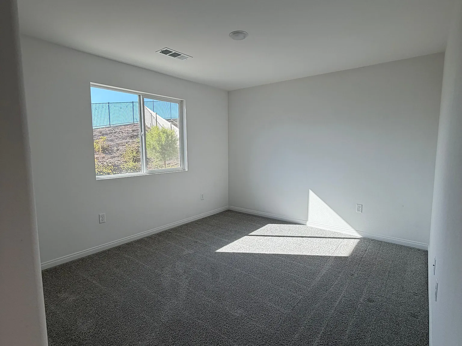 4 bed, 1930 sqft, $4,400 — Photo 4