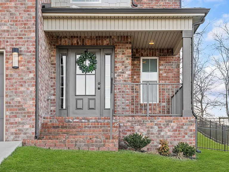 361 Frontier Dr — Photo 2