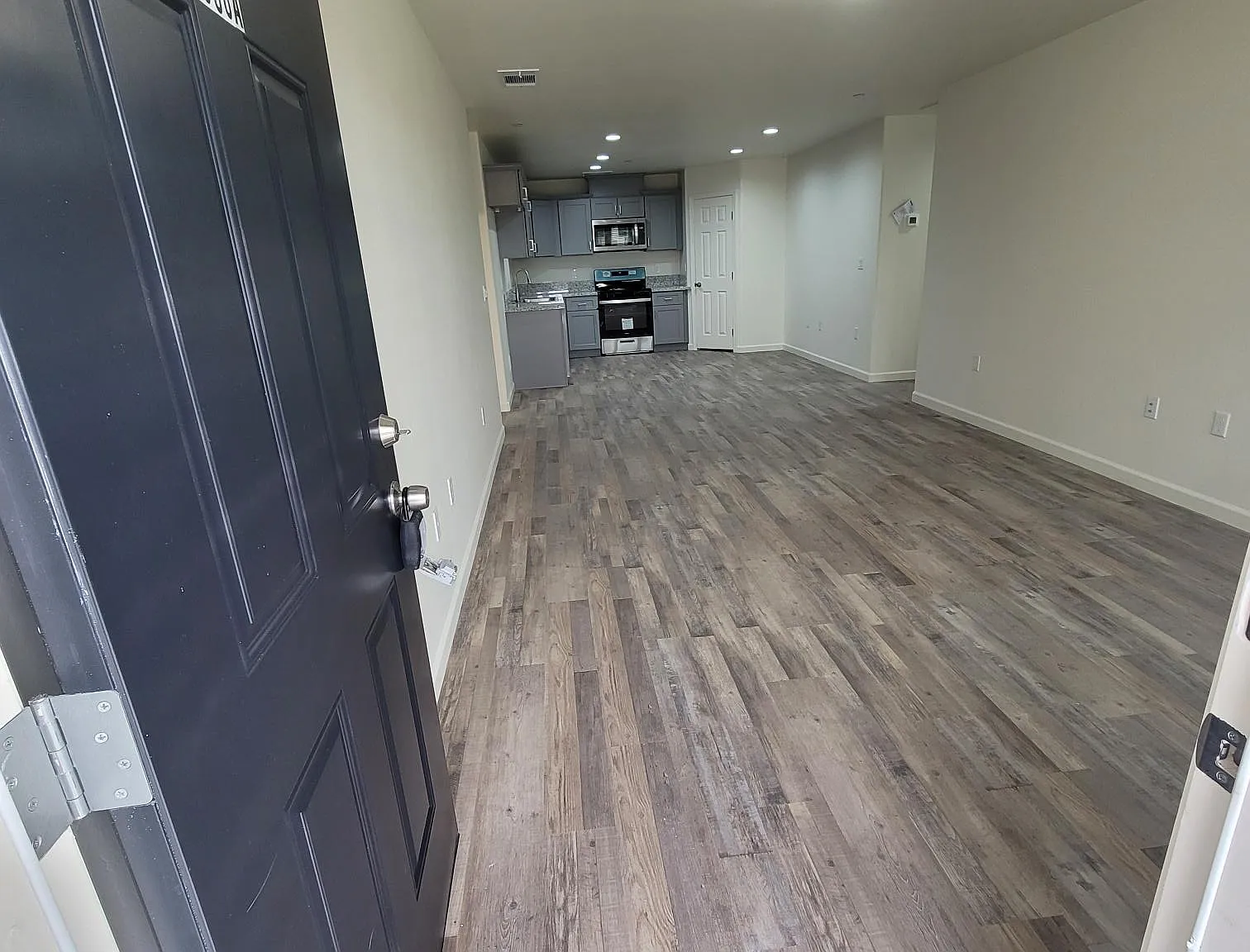 3 bed, 1100 sqft, $2,200 — Photo 4