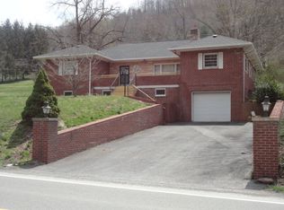 1406 Greenbrier Dr, Hinton, WV 25951