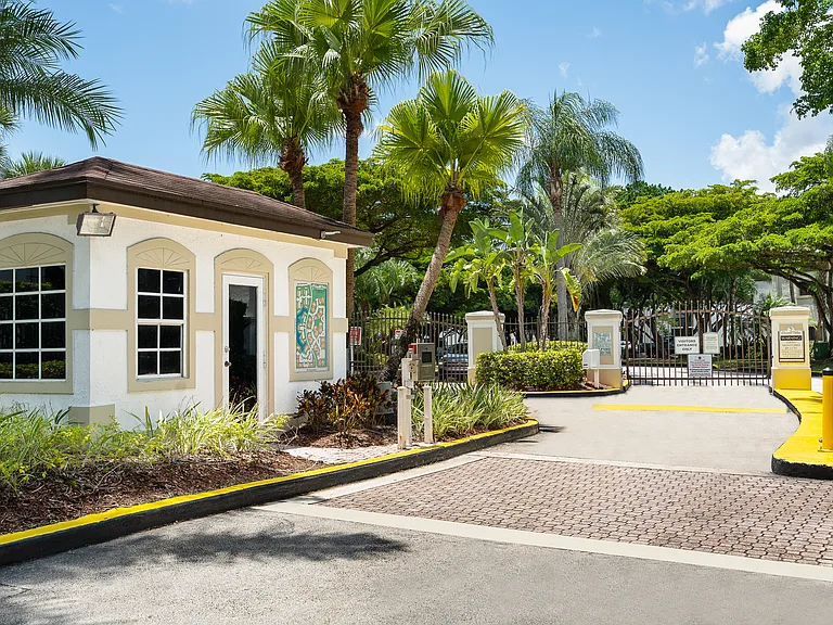 Emerald Palms Apartment Homes — Photo 41