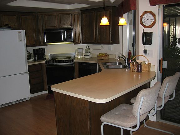 Kitchen & Bar