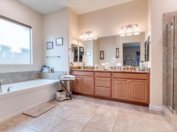 4th image of 1132 E Holbrook Ct