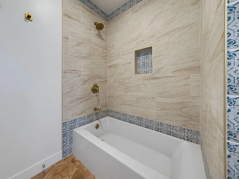 828 11th St — Photo 32