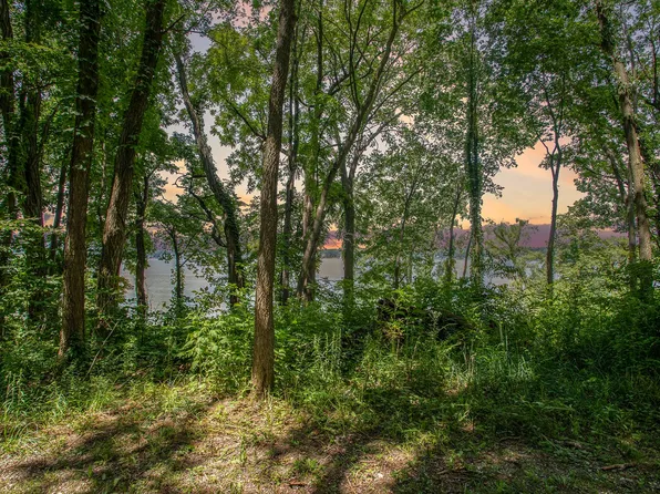 111 Indian Lake Rd, Dowagiac, MI 49047