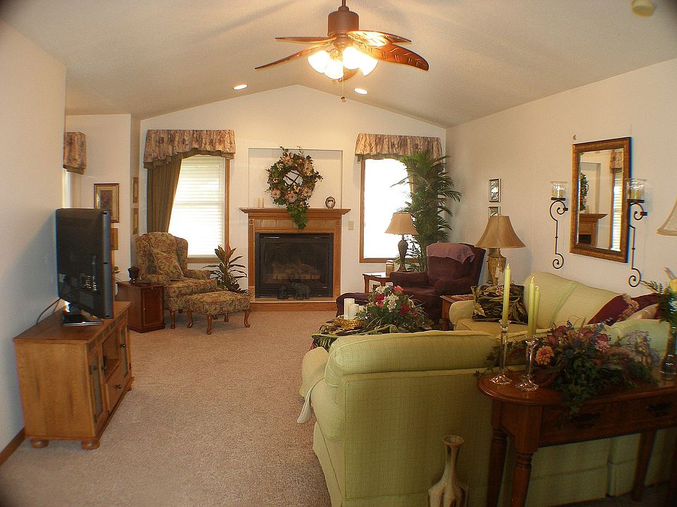 Vaulted living room w/ gas log fireplace
