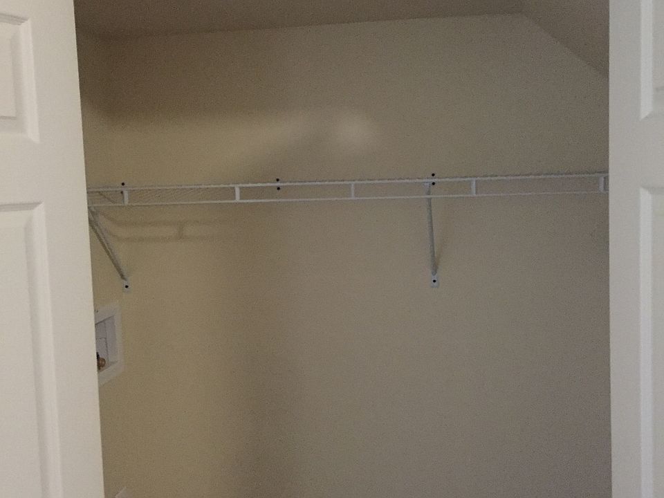 633 Emerald ALaundry Closet_03312016