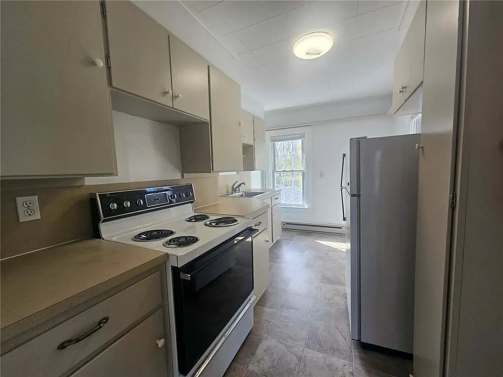 2 bed, 1.0 bath, 2362 sqft, $1,350 — Photo 4