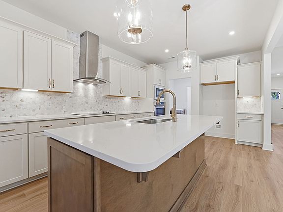 5th image of 366 Caledonia Dr