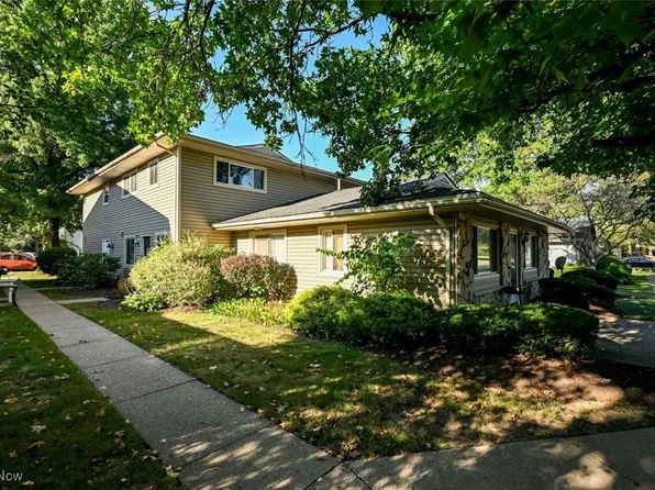 2407 Island Dr, Uniontown, OH 44685