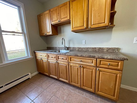 2nd image of 236 Leslie St #2R