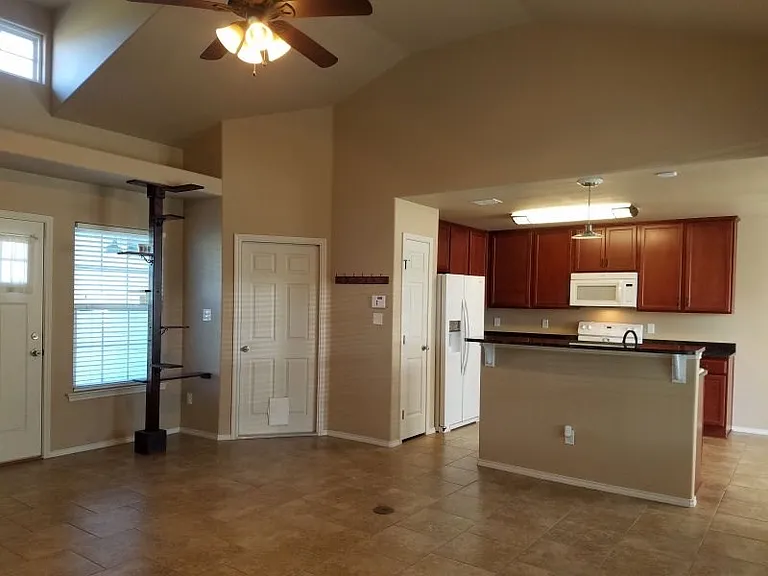 124 Pecan Harbor St — Photo 5