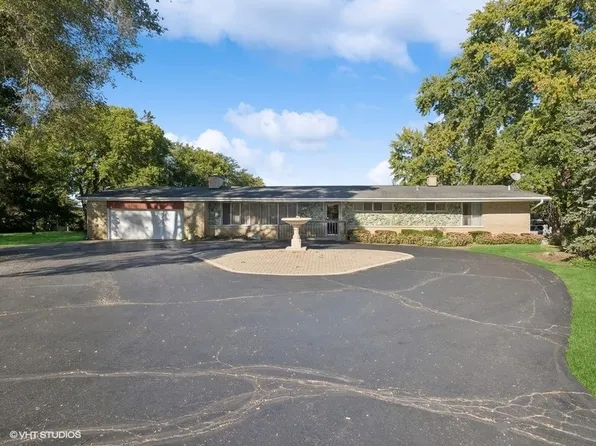 67 Lake Shore Dr, Barrington, IL 60010