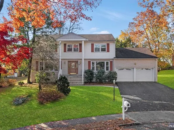 550 Westbrook Ct, Paramus, NJ 07652