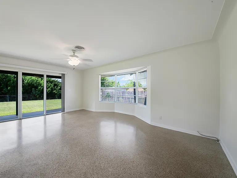 2022 Collier Ave — Photo 4