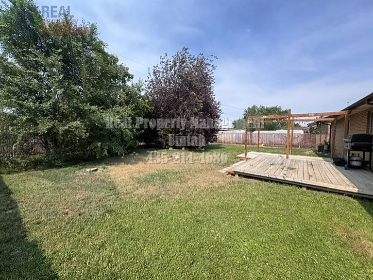 541 E 550 N — Photo 10
