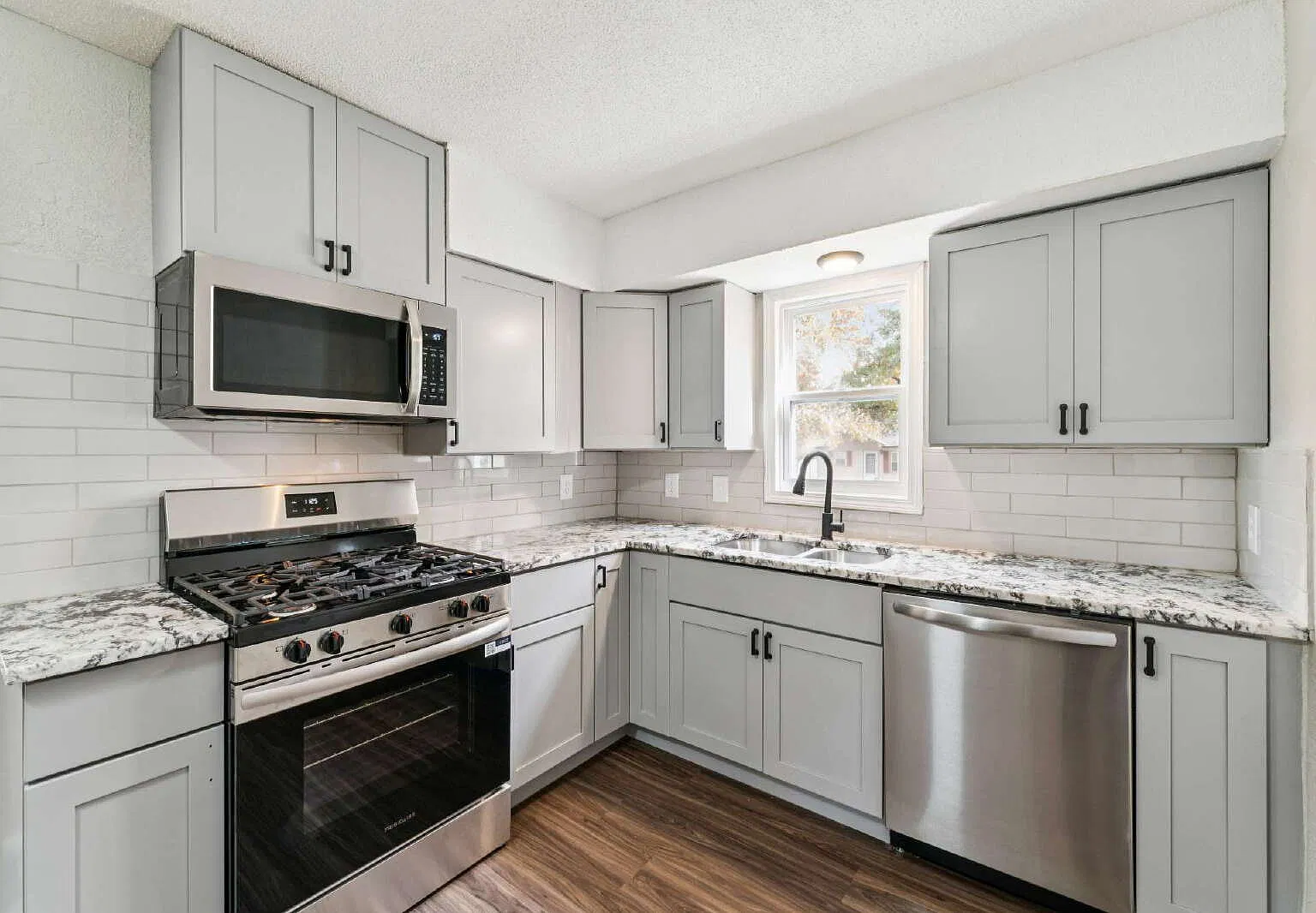 3 bed, 1.5 bath, 1104 sqft, $1,450 — Photo 1