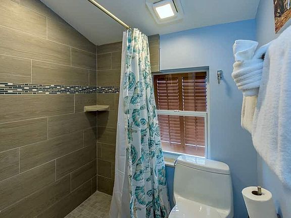 4th image of 1445 S Roosevelt Blvd #202