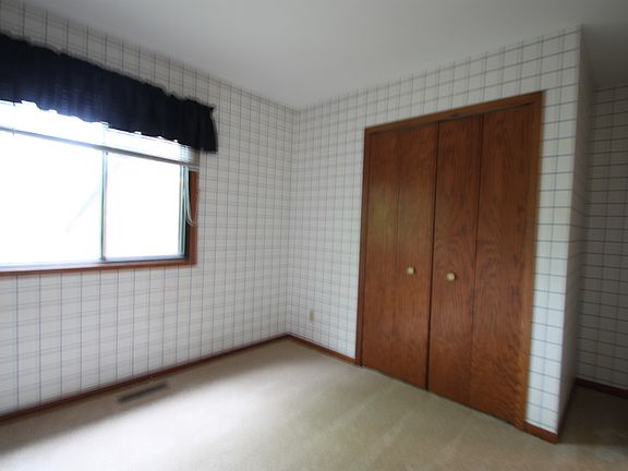 4th image of 1290 Hilltop Ct E