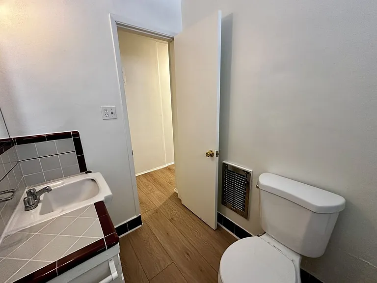 340 N Isabel St — Photo 20