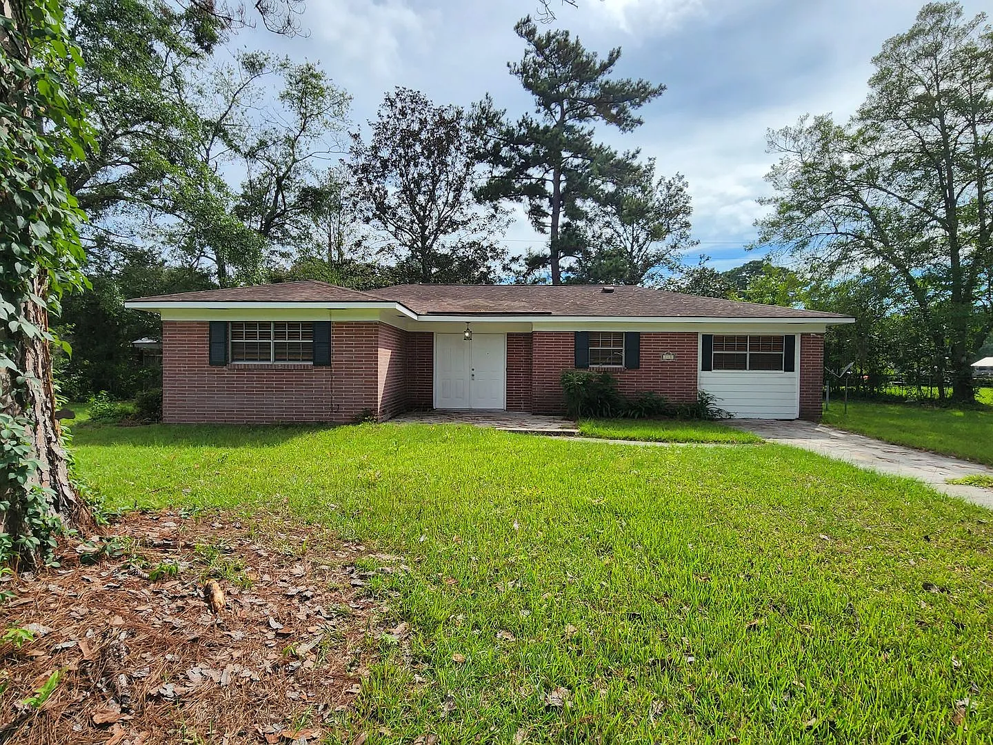 *Available Now* 3 bedroom 1.5 house with open floor plan. — Photo 1