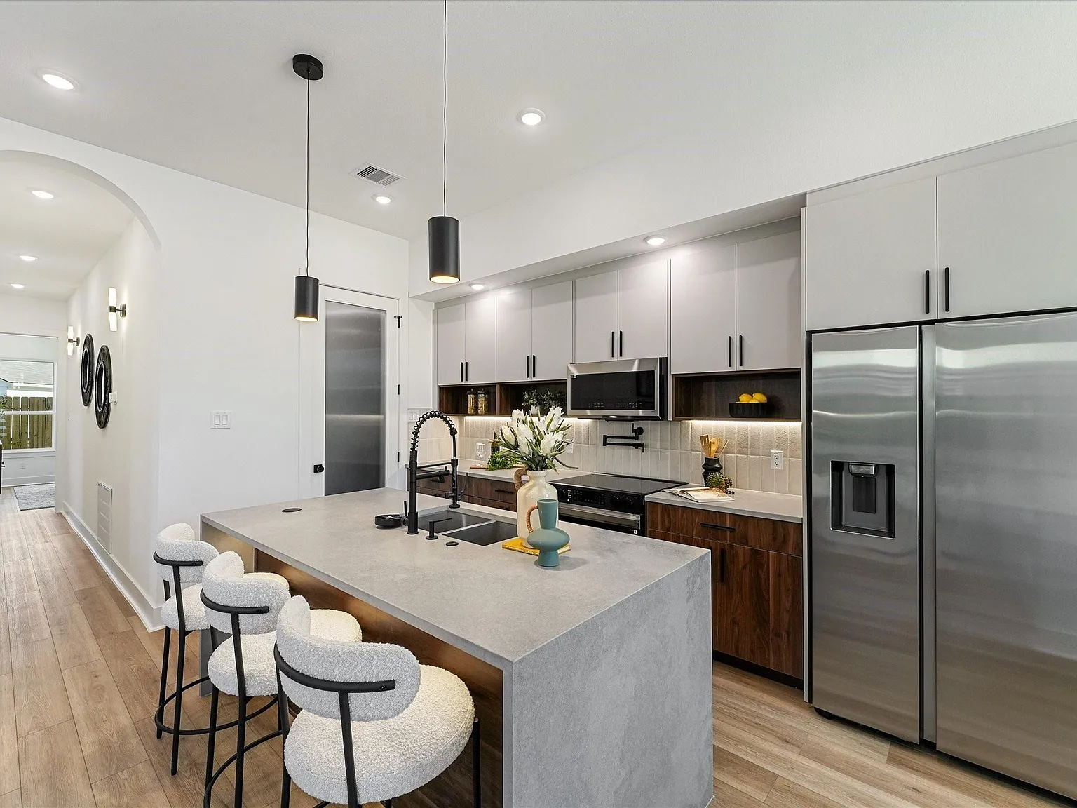 3 bed, 2.0 bath, 1180 sqft, $1,800 — Photo 3