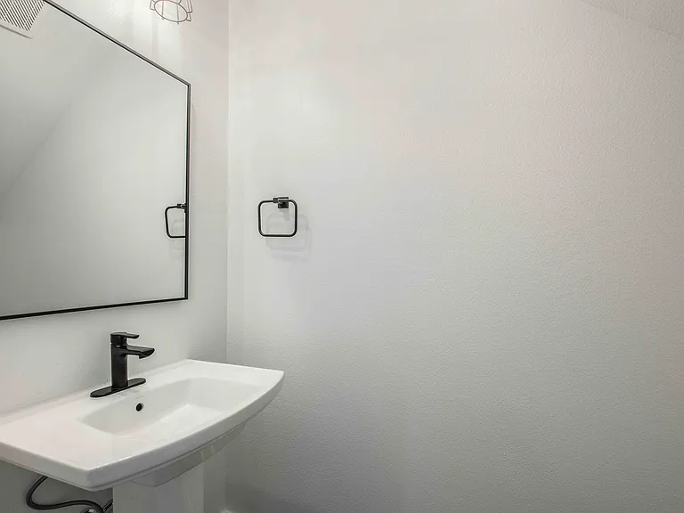 200 Live Oak St E — Photo 17