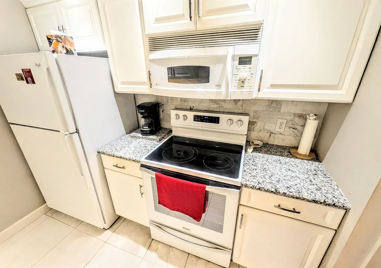 Short Term Turnkey Furnished Downtown At The Renaissance — Photo 4