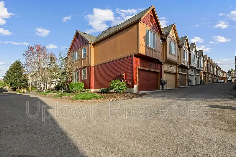 3 bed, 2.5 bath, 1575 sqft, $2,395 — Photo 2