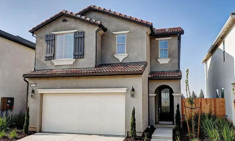 2807 N Leya Dr