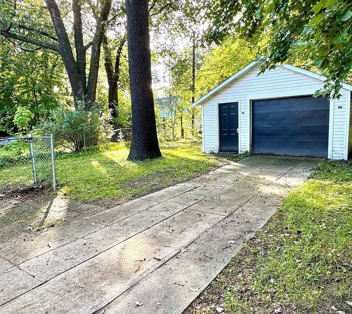 3 bed, 1.0 bath, 1008 sqft, $1,375 — Photo 3