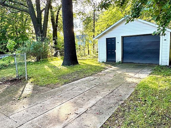 3rd image of 1043 Ada Ave