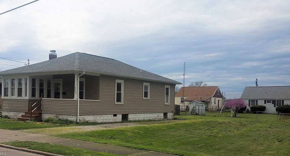 2nd image of 207 Maple St