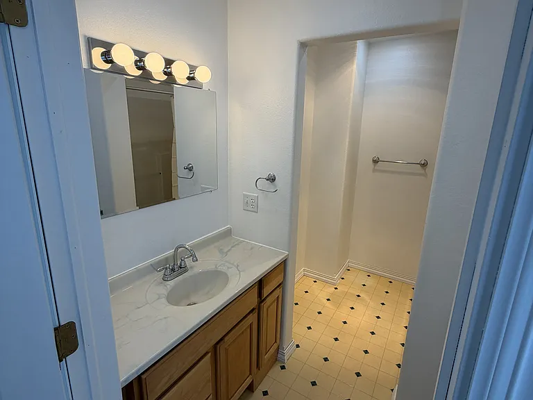 121 E Melvin Ave — Photo 17