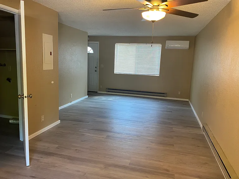 506 SE J St — Photo 1