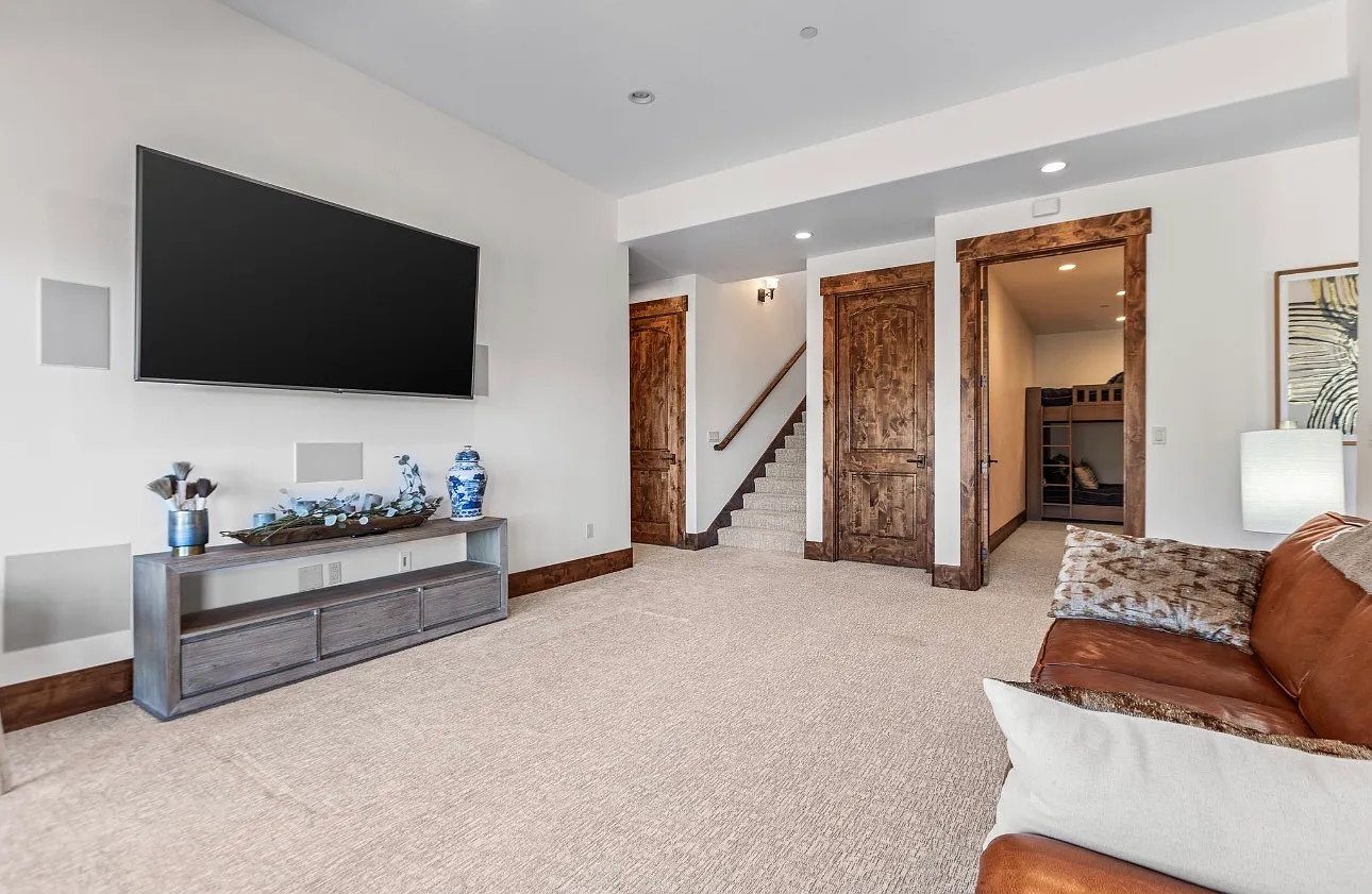 3 bed, 3.5 bath, 4539 sqft, $10,000 — Photo 4