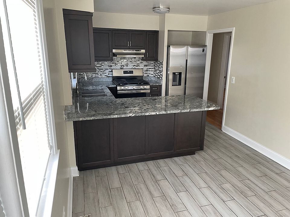 Kitchen with breakfast bar.