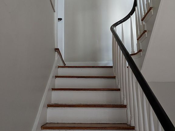 4th image of 418 1/2 Wayne St Floor 2