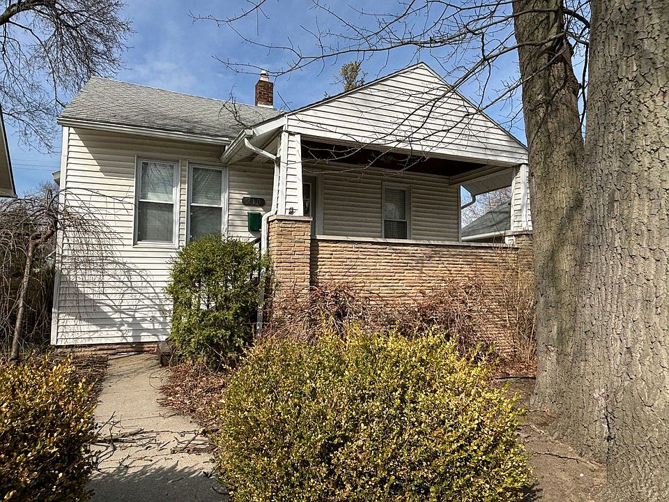1st image of 215 E Woodland St