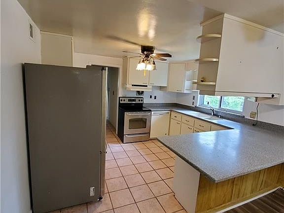 3rd image of 5201 Carolanne Dr