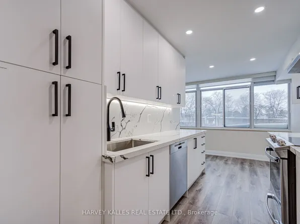 3000 Bathurst St #109, Toronto, ON M6B 3B4