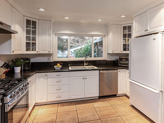 5th image of 3855 Woodford Dr