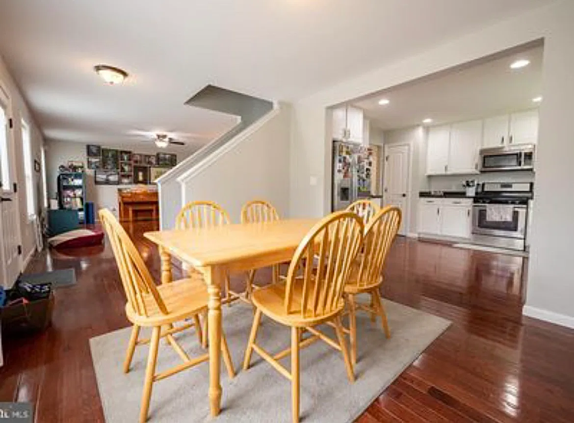 3 bed, 2.5 bath, 1936 sqft, $2,600 — Photo 3